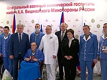 Сенаторы вручили госнаграды бойцам, проходящим лечение в госпитале Вишневского