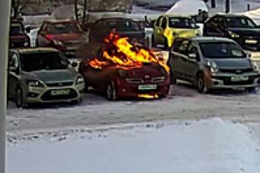 В Балахне автомобиль чиновника подожгли возле администрации