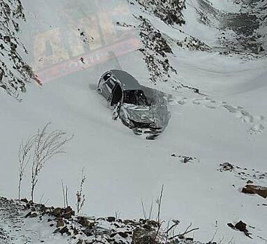 Во Владивостоке стихия «отправила» иномарку в овраг