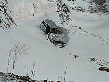 Во Владивостоке стихия «отправила» иномарку в овраг