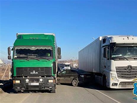 Один человек пострадал в ДТП с двумя грузовиками и легковушкой под Самарой