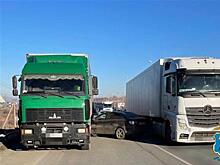 Один человек пострадал в ДТП с двумя грузовиками и легковушкой под Самарой