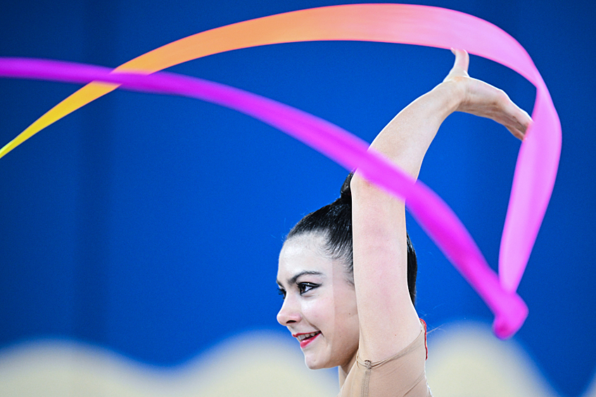 Лала Крамаренко выполняет упражнения с лентой в финале соревнований в отдельных видах на международном турнире по художественной гимнастике в Москве.