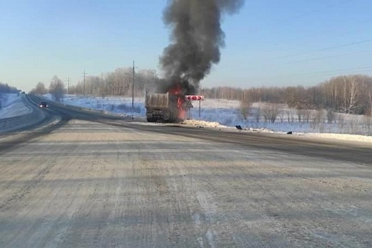 Скорая столкнулась с грузовиком под Томском, погибли четыре человека