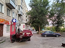 В Волгограде иномарка опрокинулась около продуктового магазина