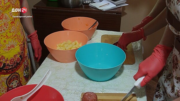 Волонтеры из Пролетарского района готовят с любовью для военных