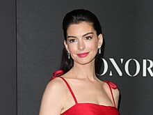 Актриса Энн Хэтэуэй снялась в латексном корсете и ультракороткой юбке