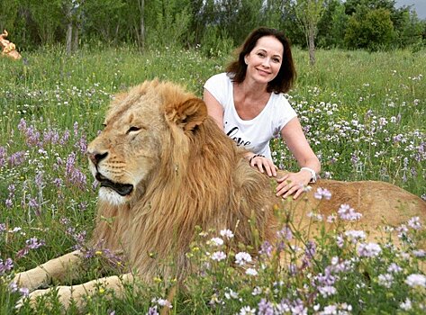Ольга Кабо поддалась моде на фото с дикими животными