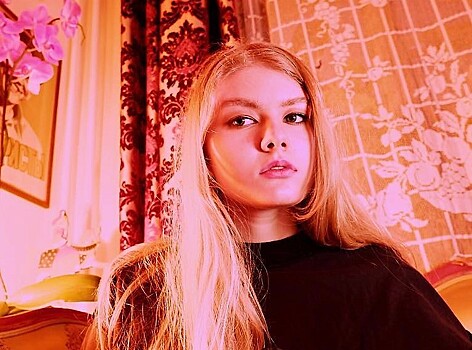 «Очень похожа на маму»: Рената Литвинова показала новое фото 17-летней красавицы-дочери