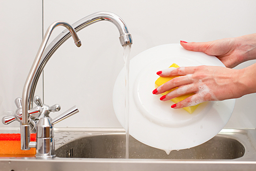 8 советов мамам, которые моют посуду и делают уборку без перчаток