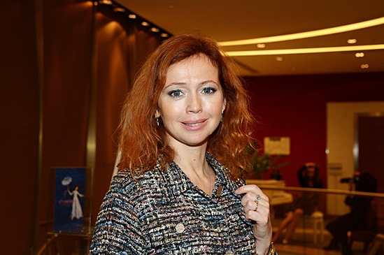 Актриса Елена Захарова похвасталась фигурой на пляже в Греции