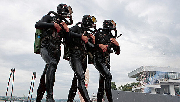 В День морской пехоты "черные береты" искупаются в морских заливах
