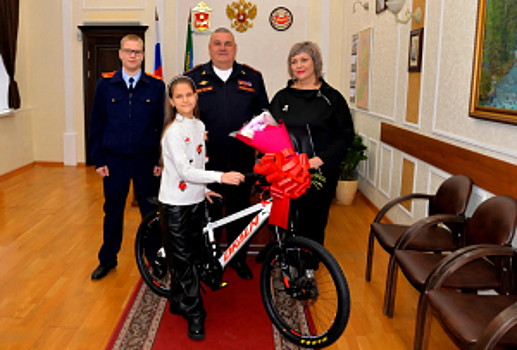 Министр внутренних дел по Республике Хакасия исполнил новогоднюю мечту 9-летней Ани Боровинской