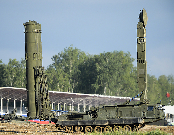 Российская система ПВО С-300ВМ "Антей-2500".