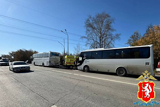 В Екатеринбурге столкнулись два автобуса