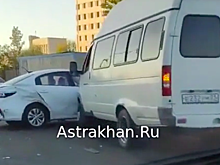 В Астрахани произошло ДТП с четырьмя автомобилями (видео)