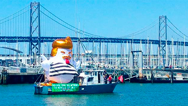 «Трамп-цыпленок» проплыл в Сан-Франциско
