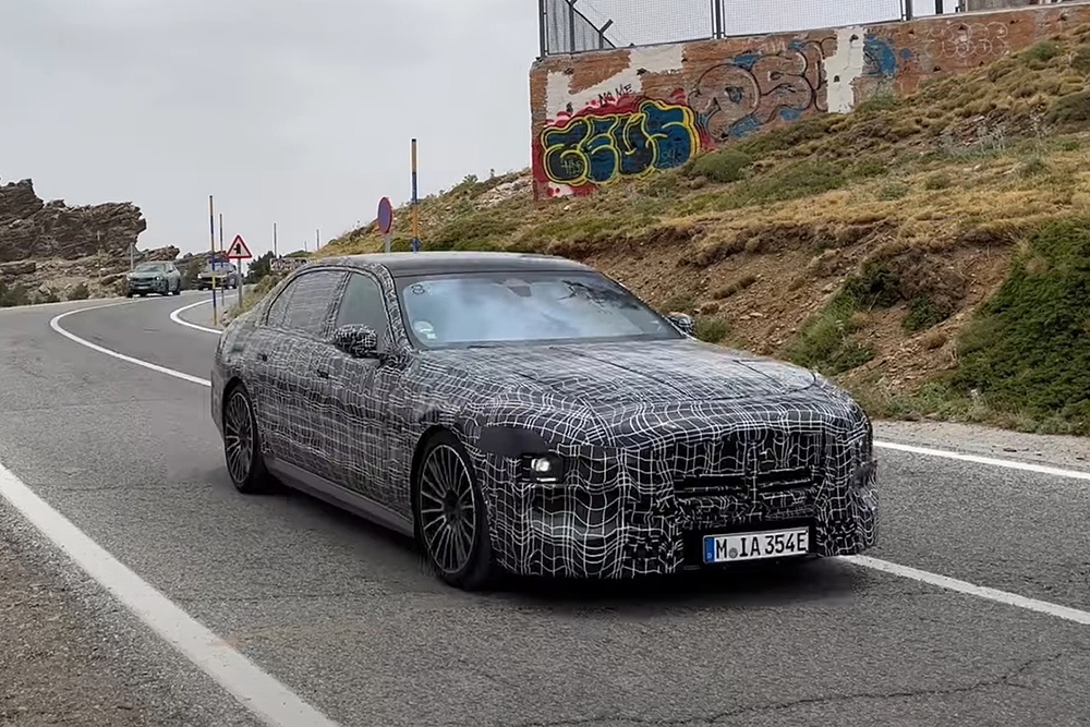 BMW уже готовит рестайлинг для 7 Series, авто сняли на видео во время испытаний