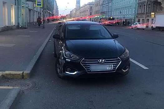 Мужчина силой затащил в свой автомобиль девушку в хиджабе в Петербурге