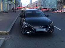 Мужчина силой затащил в свой автомобиль девушку в хиджабе в Петербурге