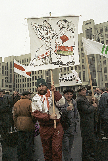 В следующем году оппозиция вывела людей на улицу, чтобы помешать подписанию первых интеграционных соглашений Белоруссии и России. 