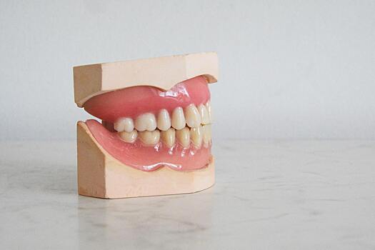 Стоматолог рассказала, как алкоголь разрушает зубы