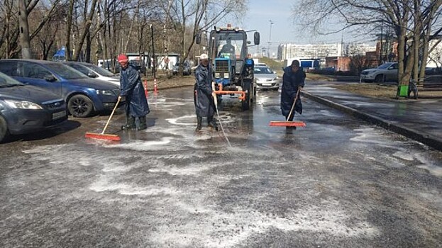 В Северном Бутове коммунальщики провели третью весеннюю промывку асфальта