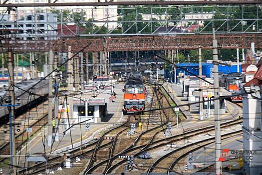 Поезда в Петербурге задержали на 10 минут из-за поджога на железной дороге