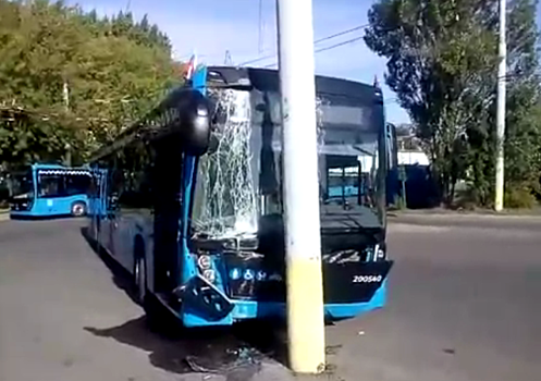 Автобус врезался в столб в Москве