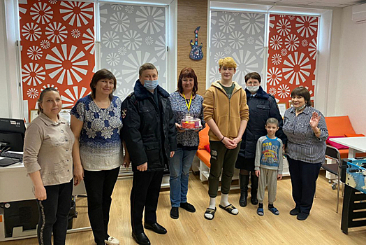 Руководство УВД по ЗелАО поздравило сотрудниц ЦПСиД «Зеленоград»