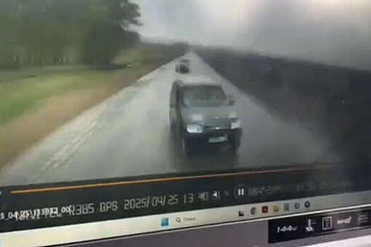 В Башкирии на видео попало, как большегруз протаранил Chevrolet Niva