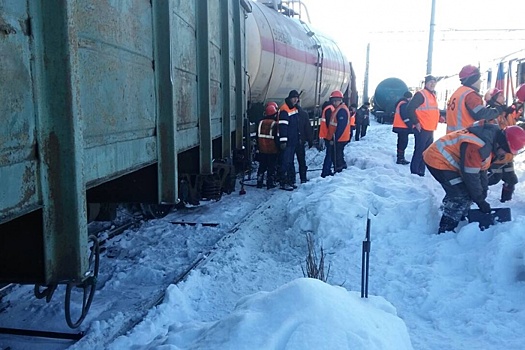 На рабочих упала пустая цистерна: подробности трагедии на железной дороге