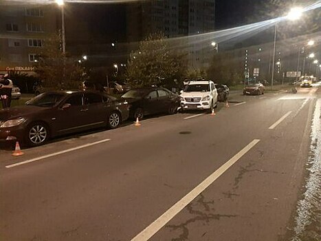 На Сельме 18-летний парень без прав врезался в припаркованное авто и собрал «паровозик» из иномарок