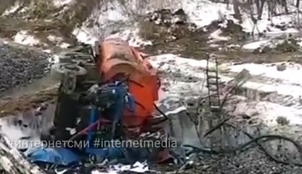Страшное ДТП в Приморье: бензовоз «слетел» с дороги и перевернулся