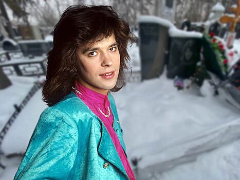 Полустертые буквы, сразу два памятника: как выглядит могила Жени Белоусова спустя 24 года со дня смерти