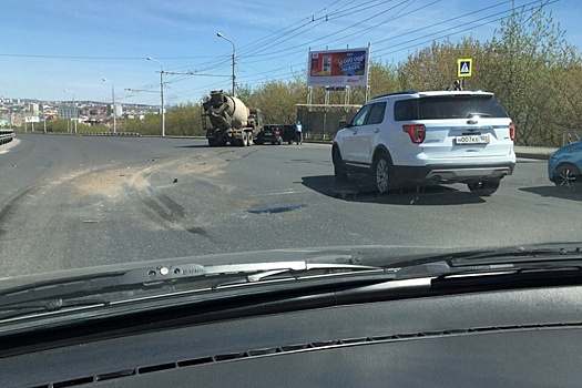 В центре Уфы цементовоз протаранил Hyundai Getz