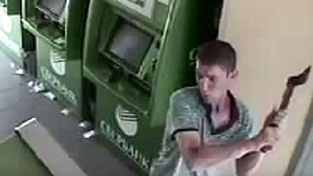 Мужчина разгромил топором банкоматы «Сбербанка» под Красноярском
