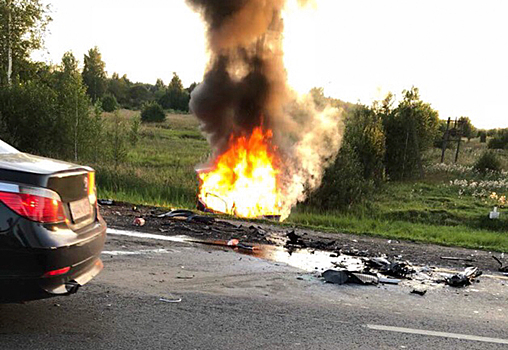 Страшная авария под Ярославлем: после столкновения легковушка вспыхнула