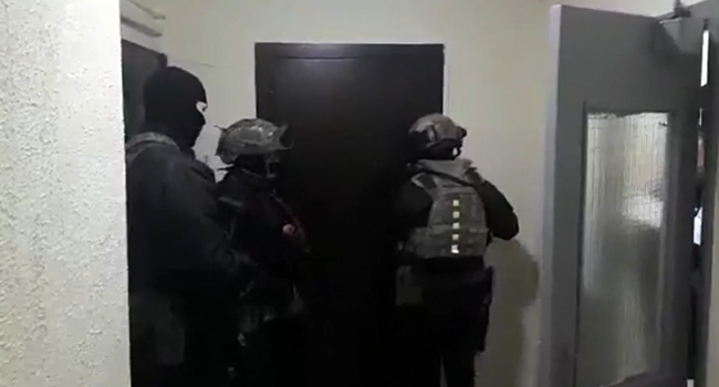 Троих москвичей задержали за организацию автоподстав и хищения денег у пенсионеров