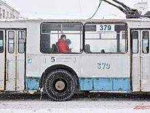 Выпавший в Екатеринбурге снег парализовал движение транспорта и пешеходов