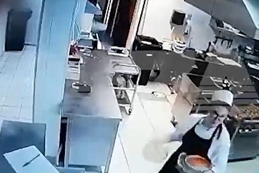 Обворовывающий кухню элитного отеля в Москве мужчина попал на видео