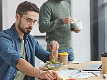 Юрист напомнил, когда работодатель должен оплачивать обед сотрудников