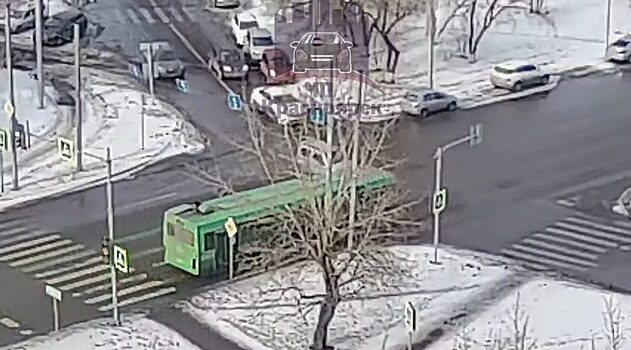 В Железнодорожном районе Красноярска легковушка столкнулась с автобусом