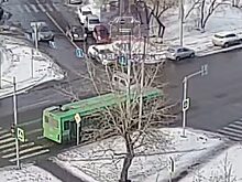 В Железнодорожном районе Красноярска легковушка столкнулась с автобусом