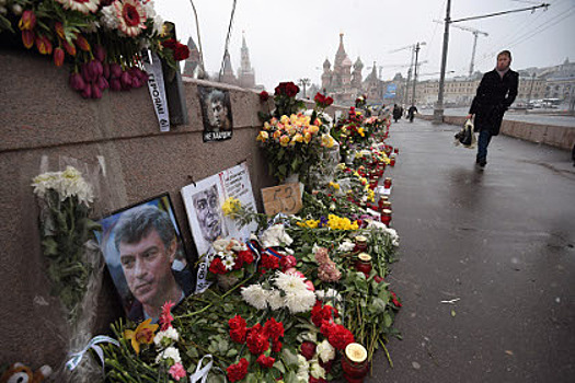 Место гибели Бориса Немцова на Большом Москворецком мосту в центре Москвы