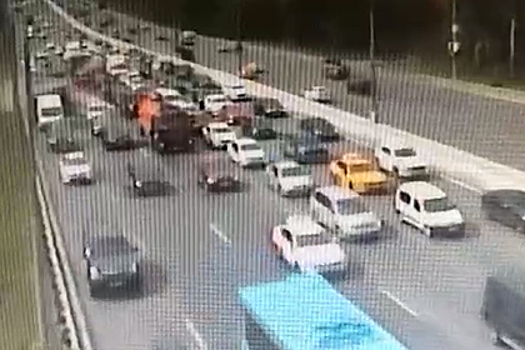 Грузовик с камнями опрокинулся на соседнее авто на МКАД и попал на видео