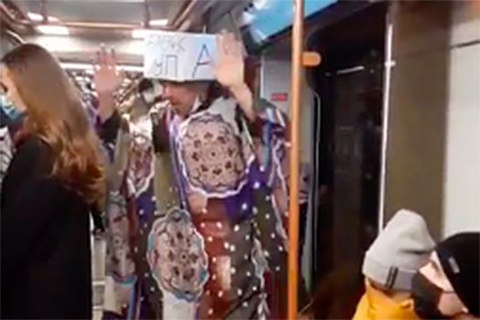 «Человек-суп» снова попал на видео в московском метро