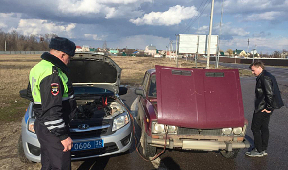 Инспекторы ДПС помогли водителю ВАЗа, у которого на трассе сломалась машина