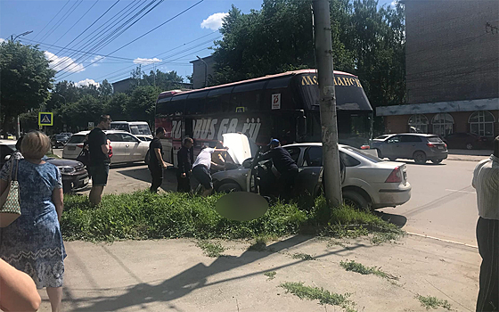 Соцсети: В Рязани легковушка столкнулась с автобусом