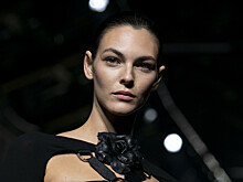 Возлюбленная Ди Каприо выложила фото в «голом» топе без бюстгальтера